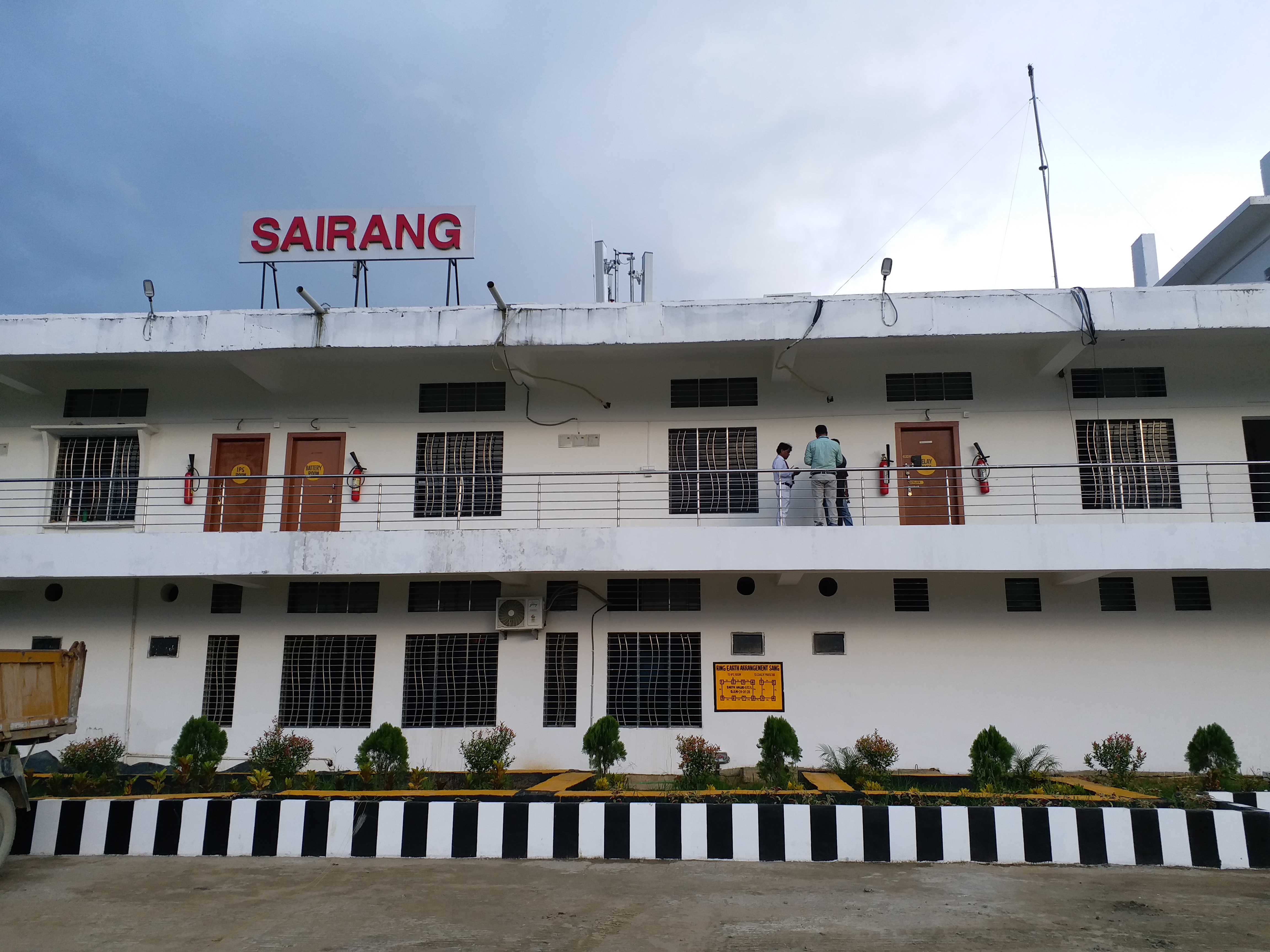 सायरंग रेलवे स्टेशन पर मौजूद है कई सुविधाएं.