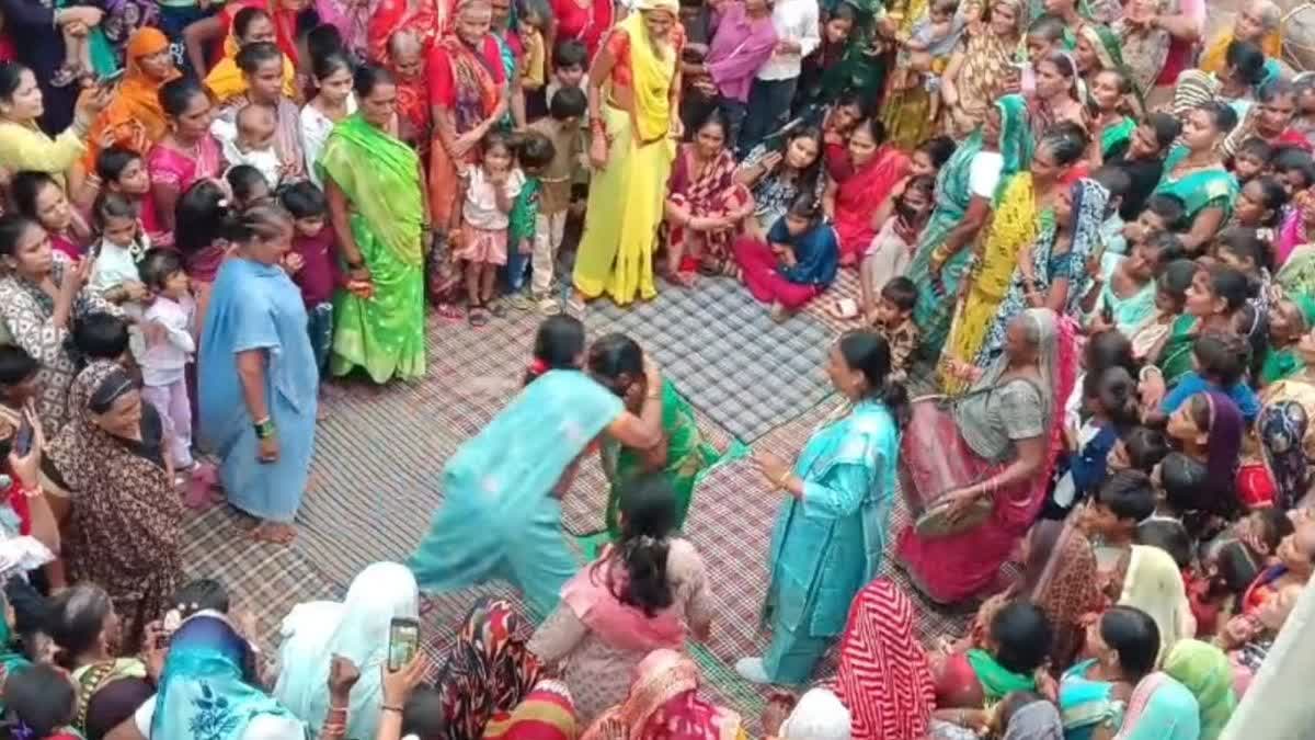 up unique wrestling match women hamirpur sarees