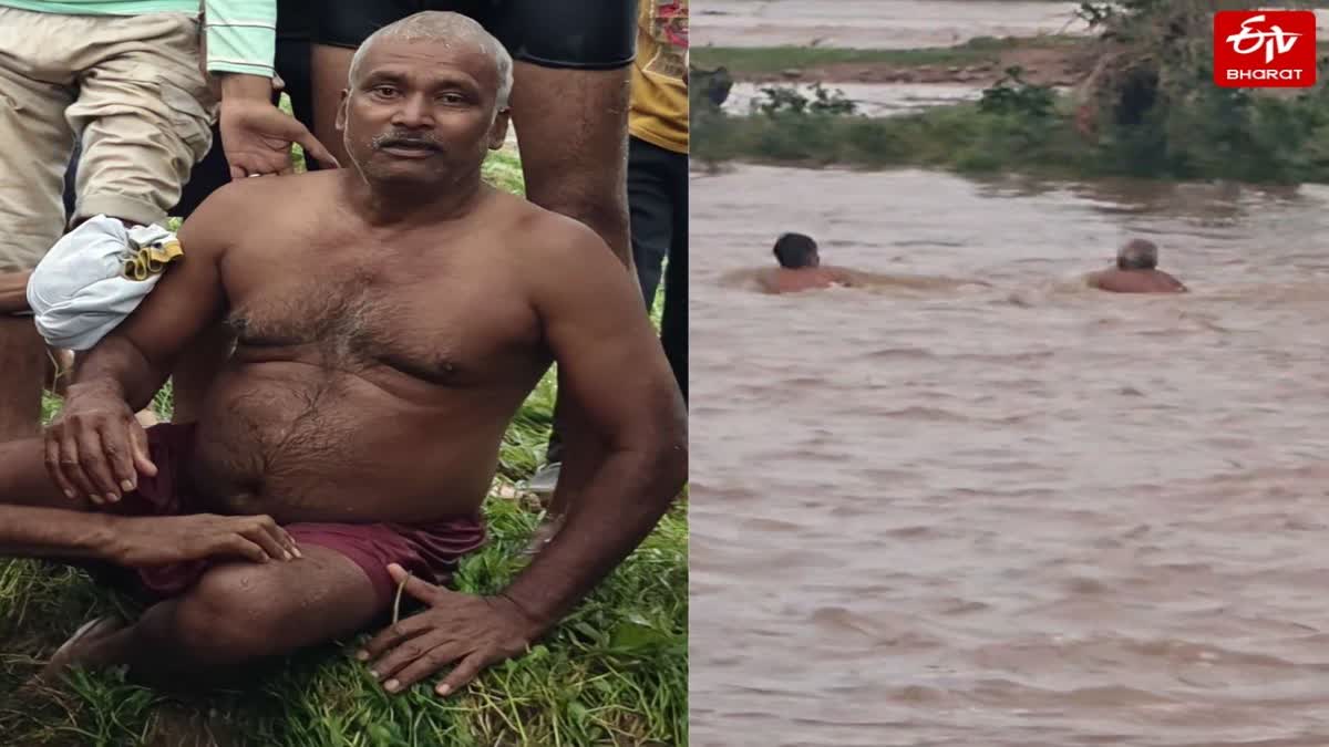 पहाड़ी नदी बरदहा के बाढ़ में फंसे बुजुर्ग.
