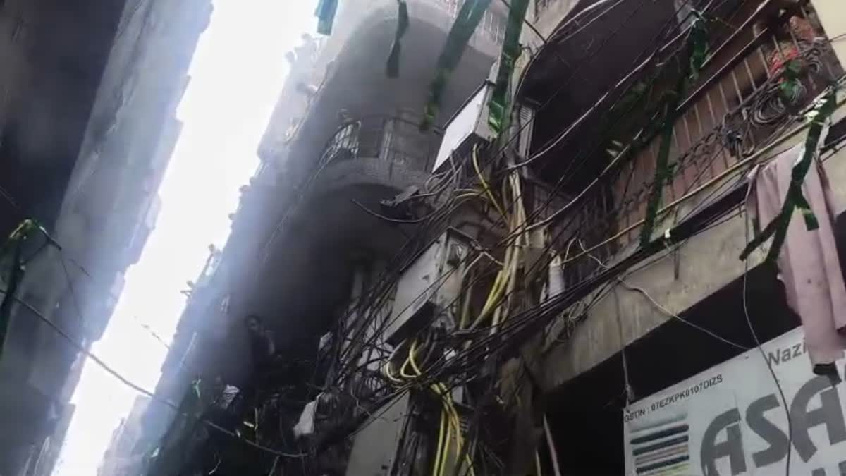 दिल्ली के कुर्ते के गोदाम में लगी भीषण आग