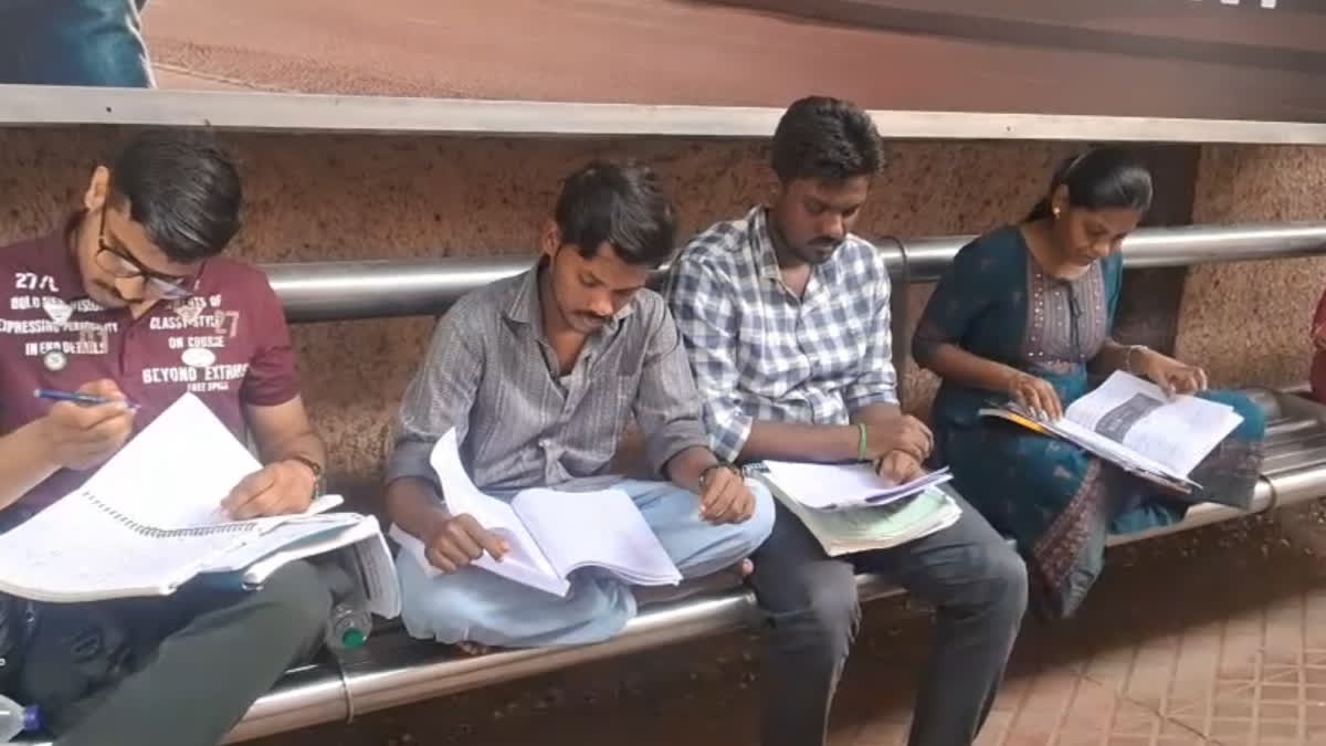 யுபிஎஸ்சி முதன்மைத் தேர்வை எழுத வந்த தேர்வர்கள்