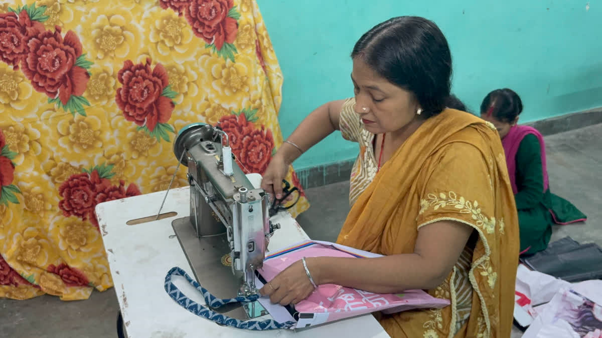 Flex boards installed in public places normally end up as piles of garbage in landfill sites adding to the problem of solid waste. But a woman in Ghaziabad is trying to convert this significant challenge of environmental hazard into an opportunity. Kajal Chhibber, founder of Saathi Foundation, has been working to reuse the disposed of flex boards.