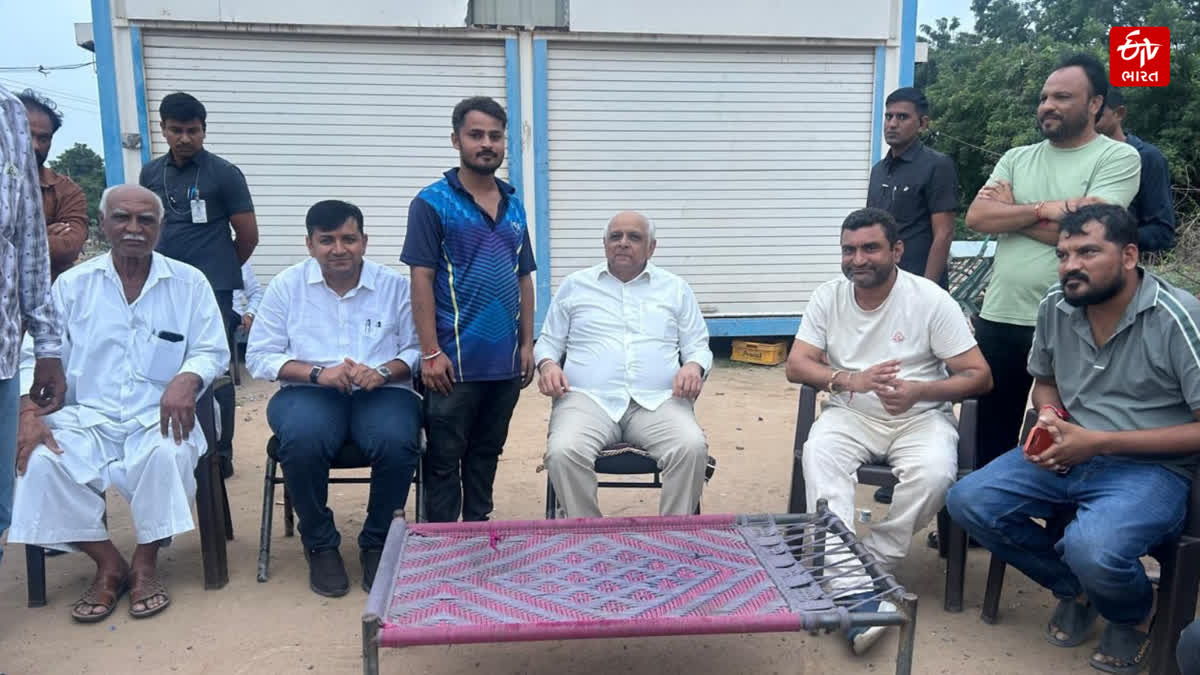 CM ભૂપેન્દ્ર પટેલ મહેસાણાના મેવડ ગામે કાફલો રોકાવ્યો