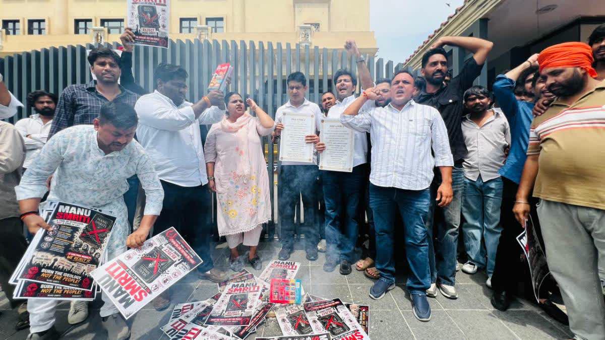 IYC protests outside rss headquarters