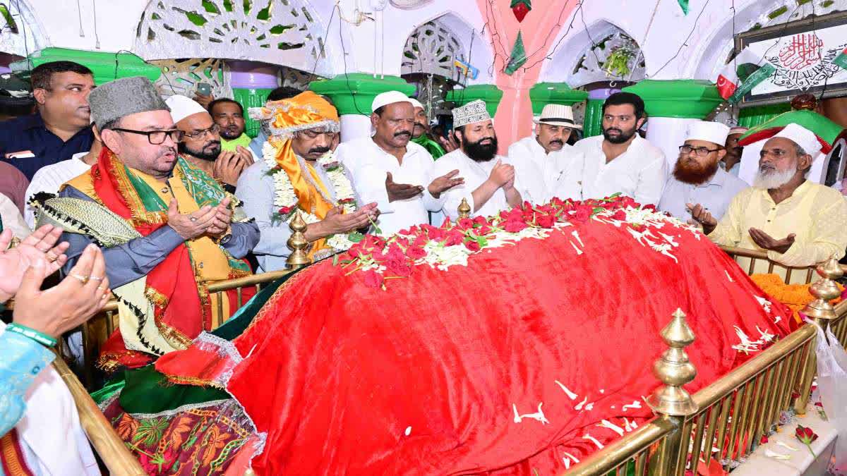cm-hemant-soren-offered-chadar-at-hazrat-qutubuddin-risaldar-baba-mazar