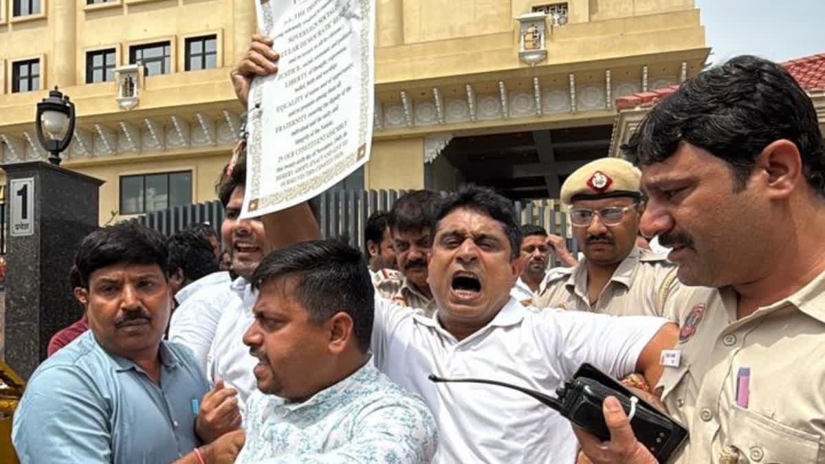 Haldwani 'Purification' Row: Youth Congress Protests Outside RSS Delhi Office, Burns 'Manusmriti' Copies; Detained
