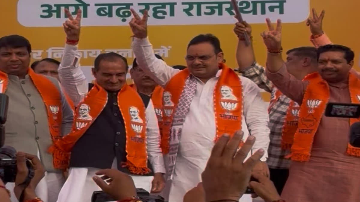 CM and State President flashing the victory sign after flagging off the chariot.