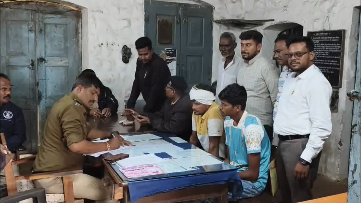 फूड पॉइजनिंग या लापरवाही? कब्र से निकाला जाएगा आदिवासी छात्र का शव, पुलिस ने दिया आवेदन maharashtra amravati tribal student death