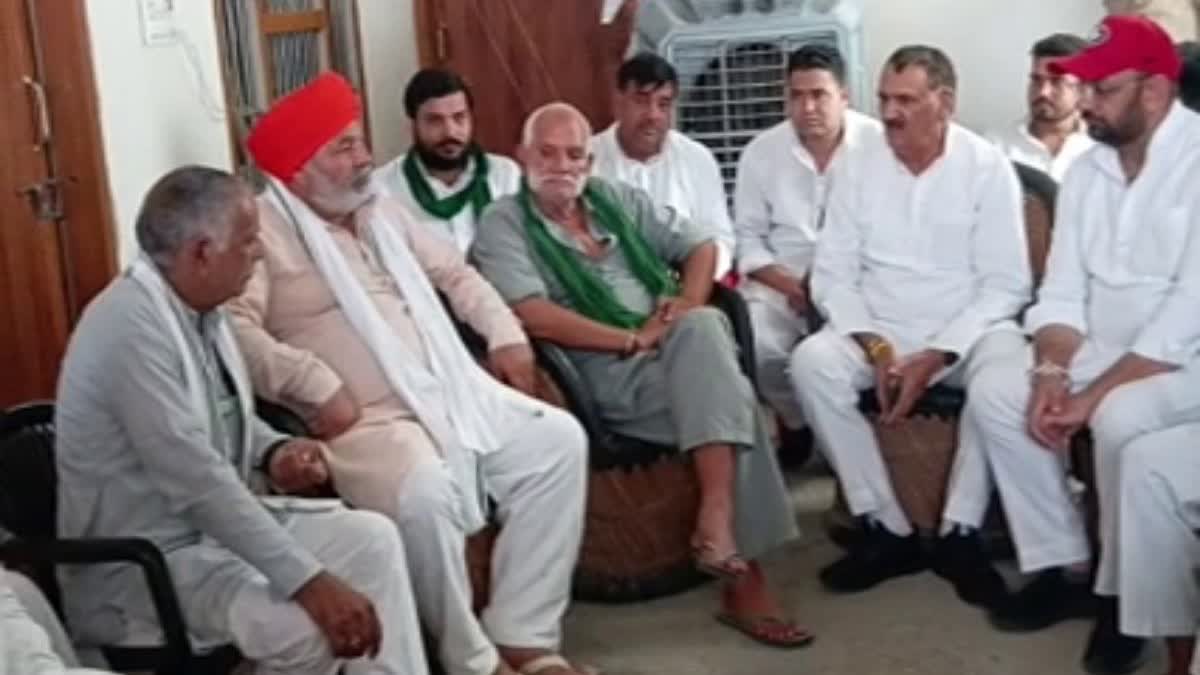 शामली में अंकित बालियान के परिजनों से मिले राकेश टिकैत