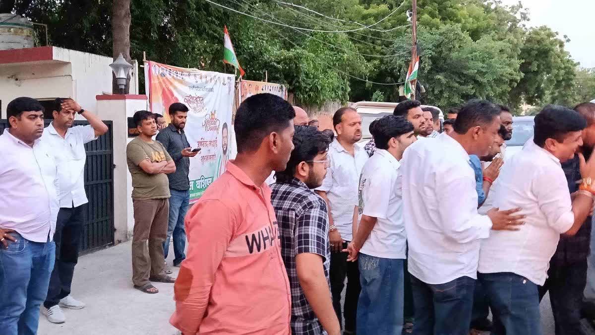 कांग्रेस वॉर रूम के बाहर मौजूद दावेदारों की भीड़
