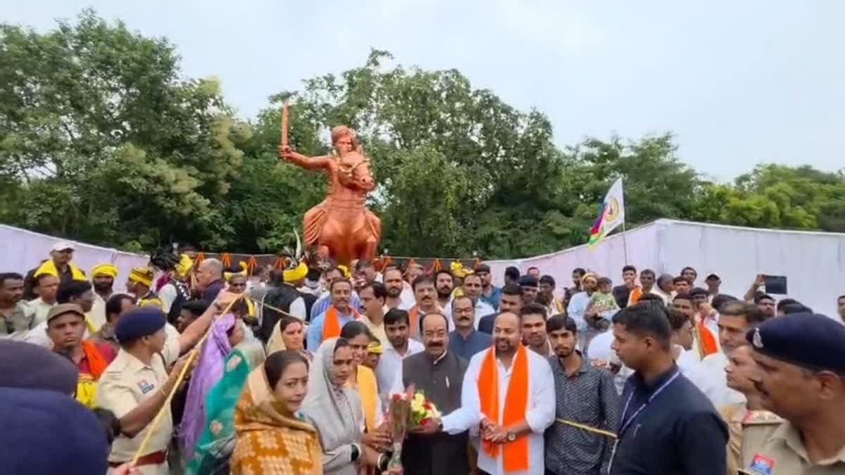Statue of Shaheed Veer Narayan Singh in Bemetara