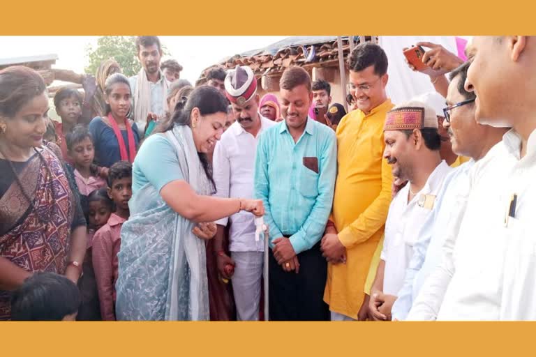 मिर्जापुर के लहुरियादह गांव में नल पानी का शुभारंभ करती दिव्या मित्तल (पुरानी तस्वीर)