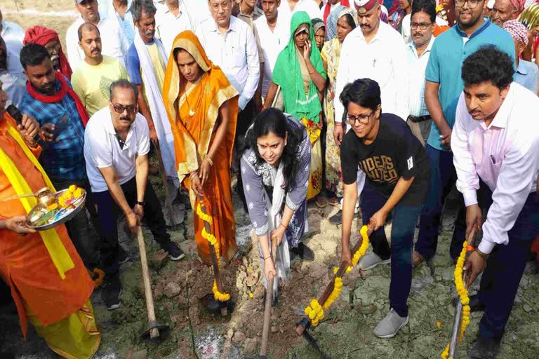 मिर्जापुर में लोहंदी नदी के जीर्णोद्धार कार्यक्रम की शुरुआत दिव्या मित्तल ने की (पुरानी तस्वीर)