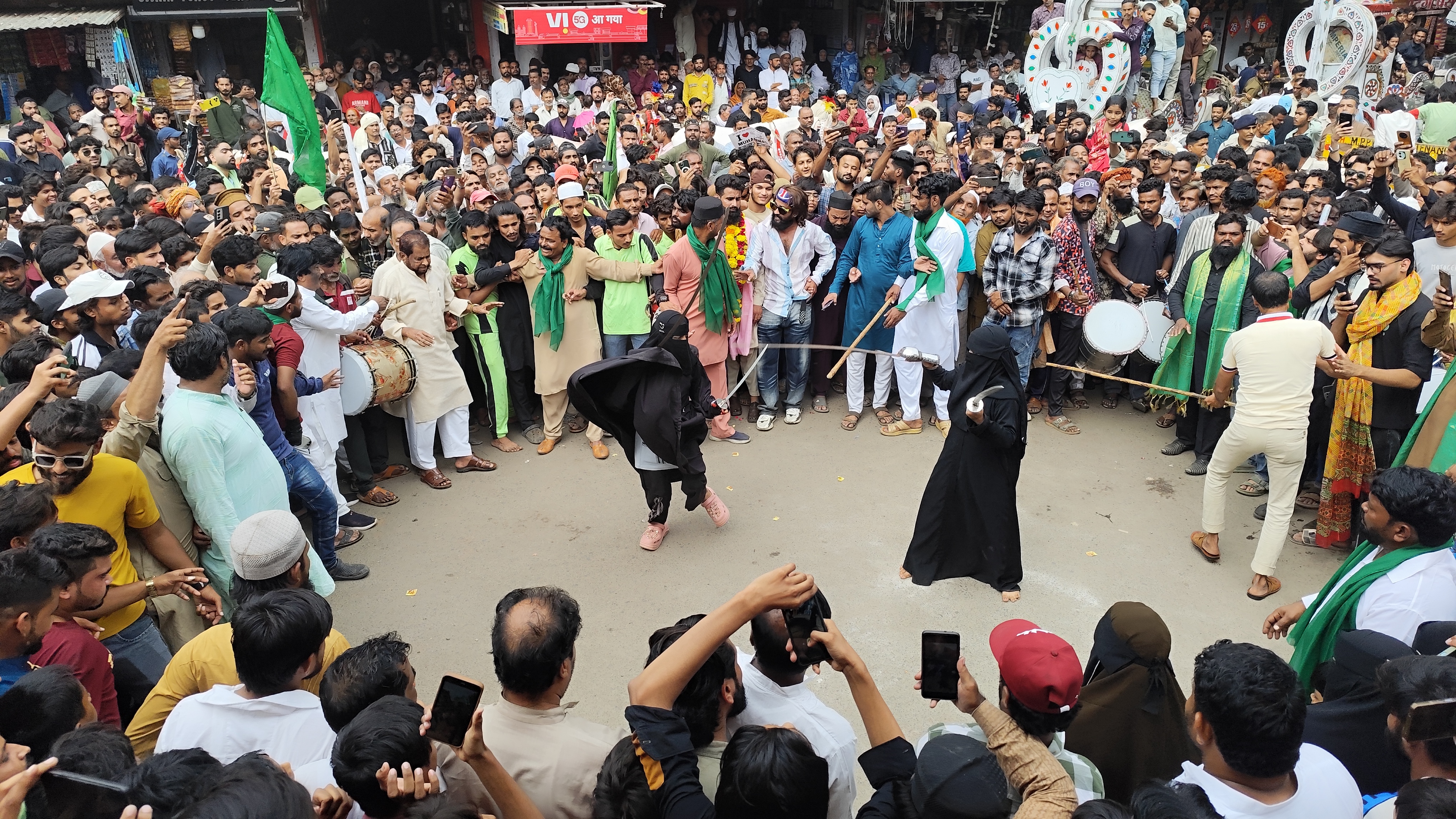 MUSLIM GIRLS SWORD DEMONSTRATION