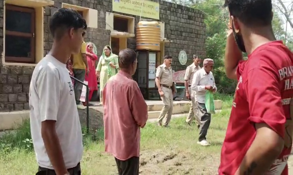पुलिस ने मौके पर पहुंचकर खुलवाया रास्ता