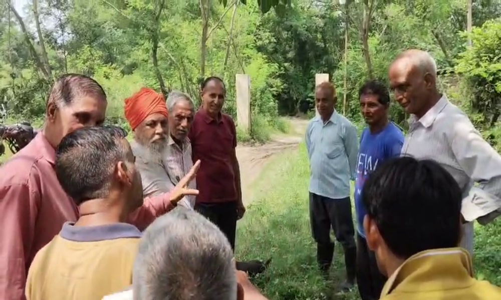 रास्ता बंद होने से ग्रामीण परेशान