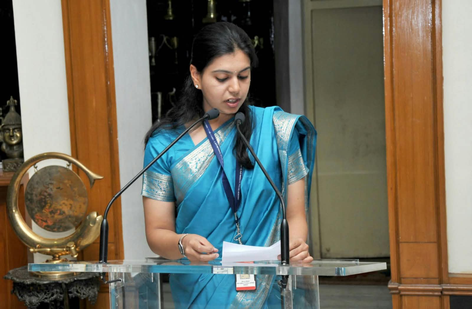 तेज-तर्रार IAS अफसर के तौर पर बनाई पहचान