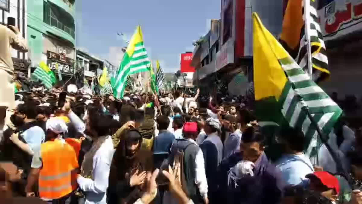 پی او کے میں حکومت پاکستان کے خلاف زبردست مظاہرے، پولیس کی فائرنگ سے تین مظاہرین ہلاک protests in pok against pak government police open fire on protesters several killed Urdu News