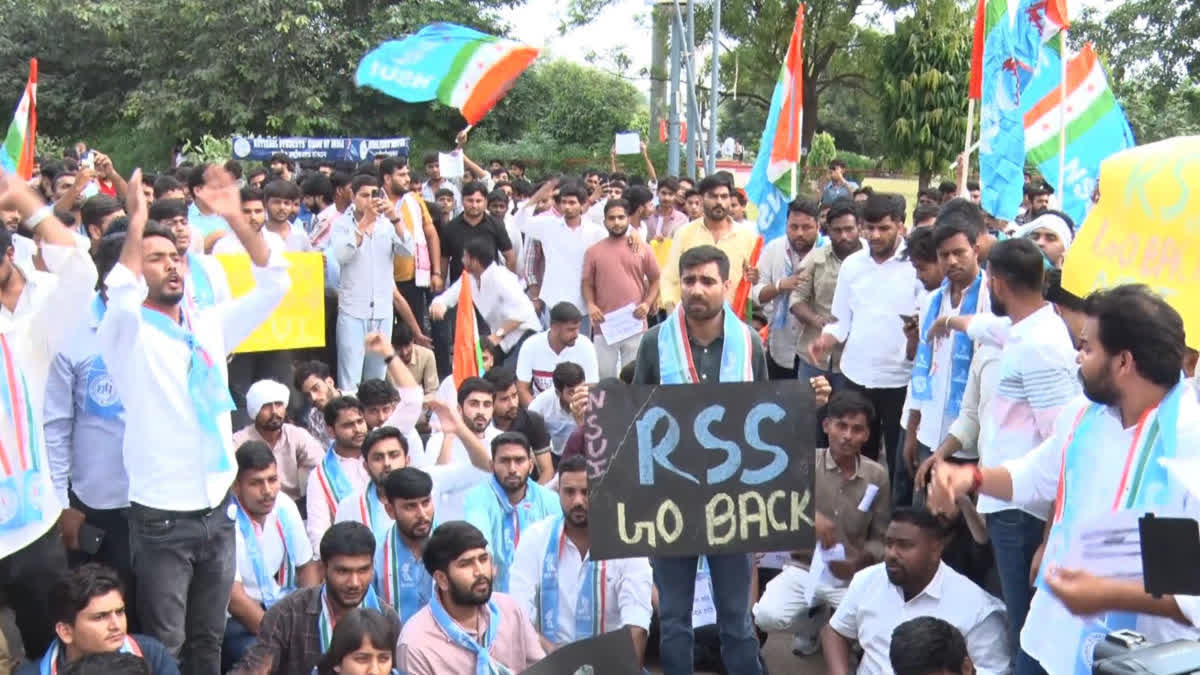 RU में हंगामा : एनएसयूआई ने किया RSS के विजयादशमी कार्यक्रम का विरोध, पुलिस  का लाठीचार्ज