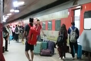 उत्तर रेलवे की तरफ से यात्रियों से रेगुलर ट्रेनों में सीट बुक करने की अपील