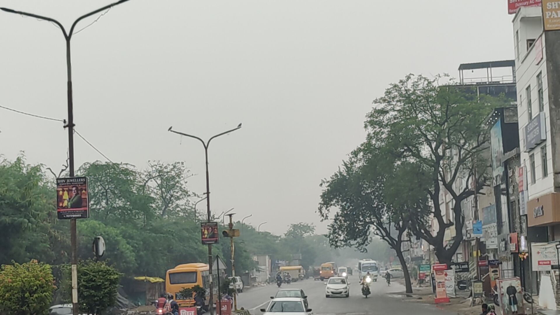 लाइट जला कर चल रहे वाहन चालक