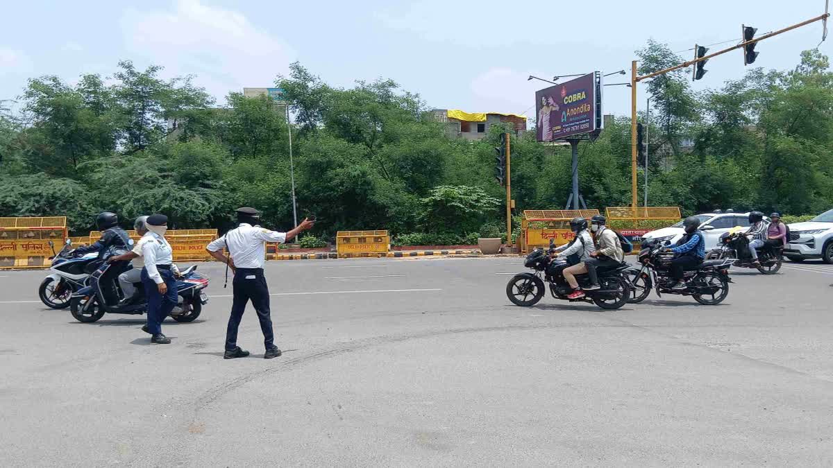 नोएडा से दिल्ली में 1 नवंबर से BS-4 व इसके नीचे की श्रेणी के वाहनों की एंट्री पर प्रतिबंध, नियम तोड़ने पर होगी कार्रवाई