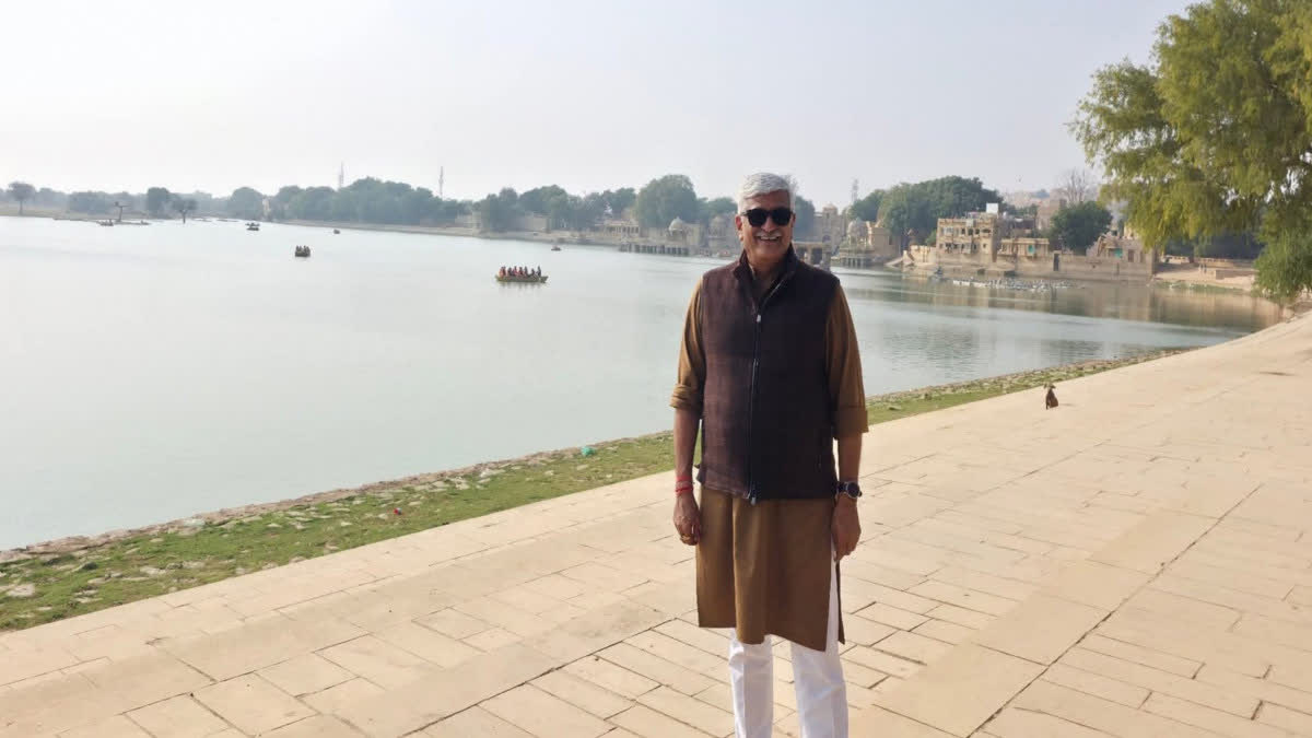 Minister Shekhawat getting photographed on the banks of Gadisar Lake