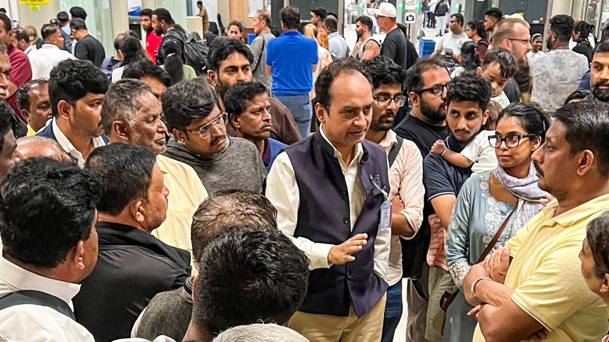 Acting High Commissioner  @DrSatyanjal  met stranded Indian passengers at Bandaranaike International Airport, Colombo
