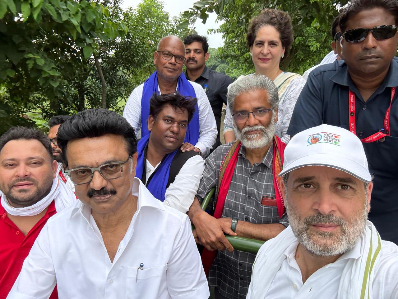 बिहार में यात्रा के दौरान महागठबंधन के नेता