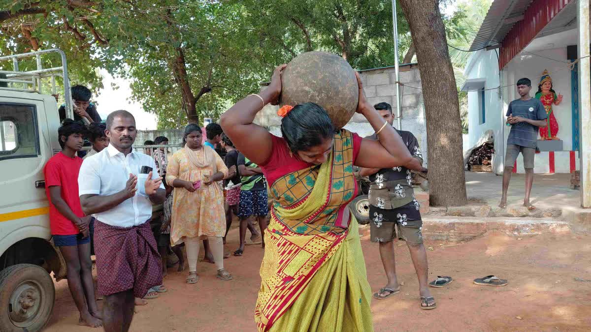 இளவட்டக்கல் போட்டியில் அசத்தல்... தெலங்கானாவில் பரிசுகளை வென்ற நெல்லை பெண்கள்!