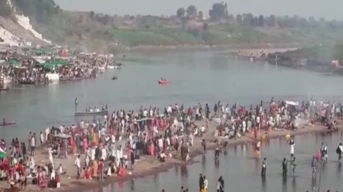 MP: District CEO Slaps Youth At Narmada Ghat In Narsinghpur, Sparks Outrage MP: District CEO Slaps Youth At Narmada Ghat In Narsinghpur, Sparks Outrage