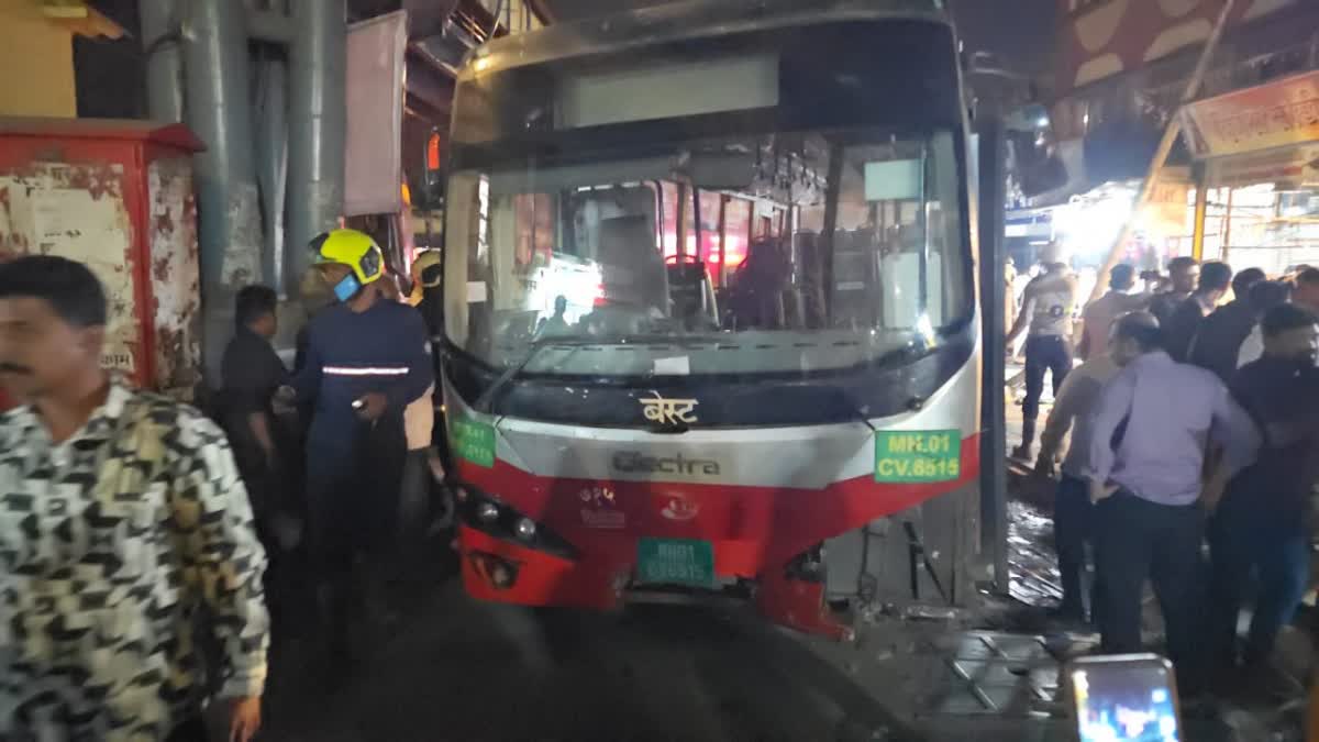 ممبئی میں بس حادثہ، 4 ہلاک، 9 زخمی، وزیراعلیٰ نے معاوضے کا اعلان کیا