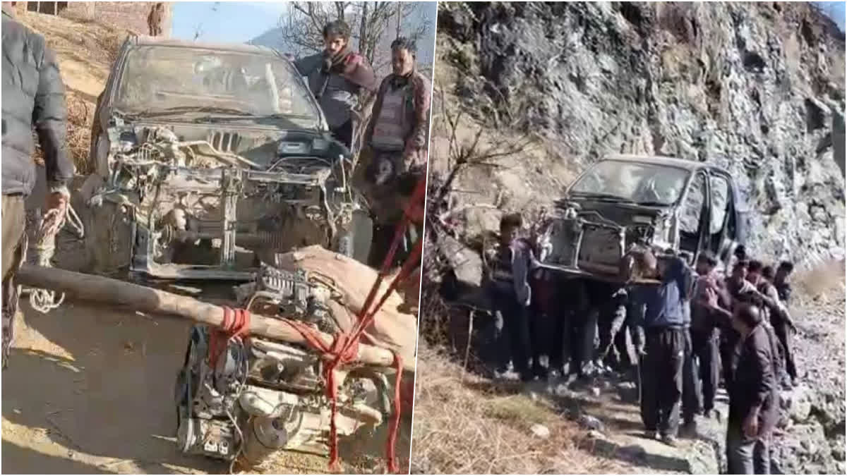 कंधों पर कार को उठाकर ले जाते लोग