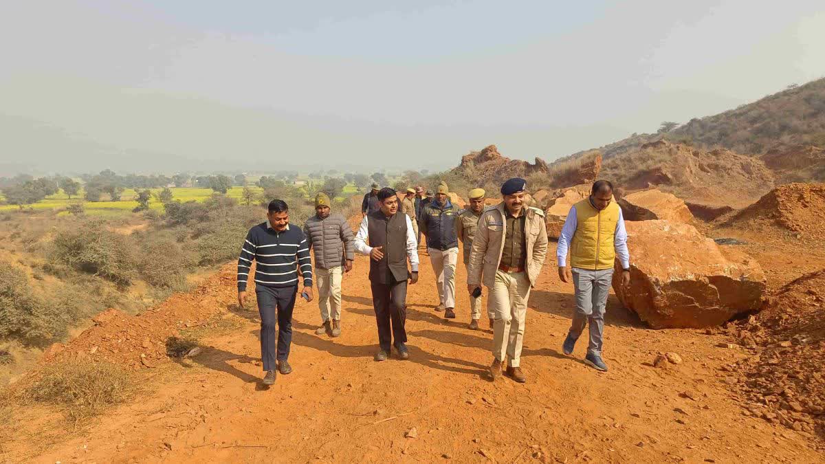 डीग में निरीक्षण करते जिला कलेक्टर