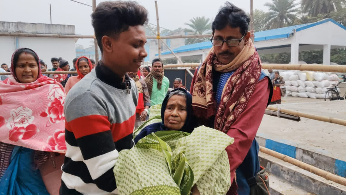 बंगाल में SIR सुनवाई प्रक्रियाः लकवाग्रस्त 88 साल की बुजुर्ग को गोद में उठाकर सुनवाई केंद्र लाया परिवार SIR In Bengal