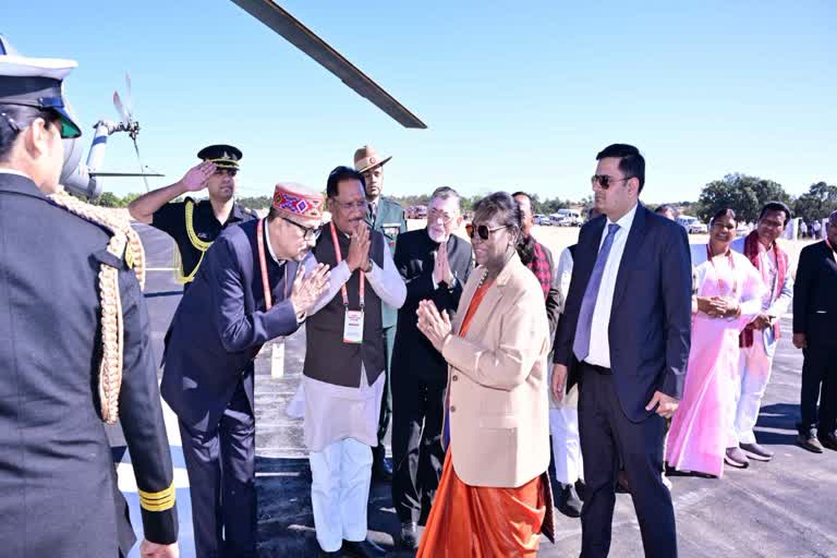 राष्ट्रपति द्रौपदी मुर्मू का दौरा: आगडीह हवाई पट्टी पर भव्य स्वागत,  जशक्राफ्ट हस्तशिल्प की सराहना