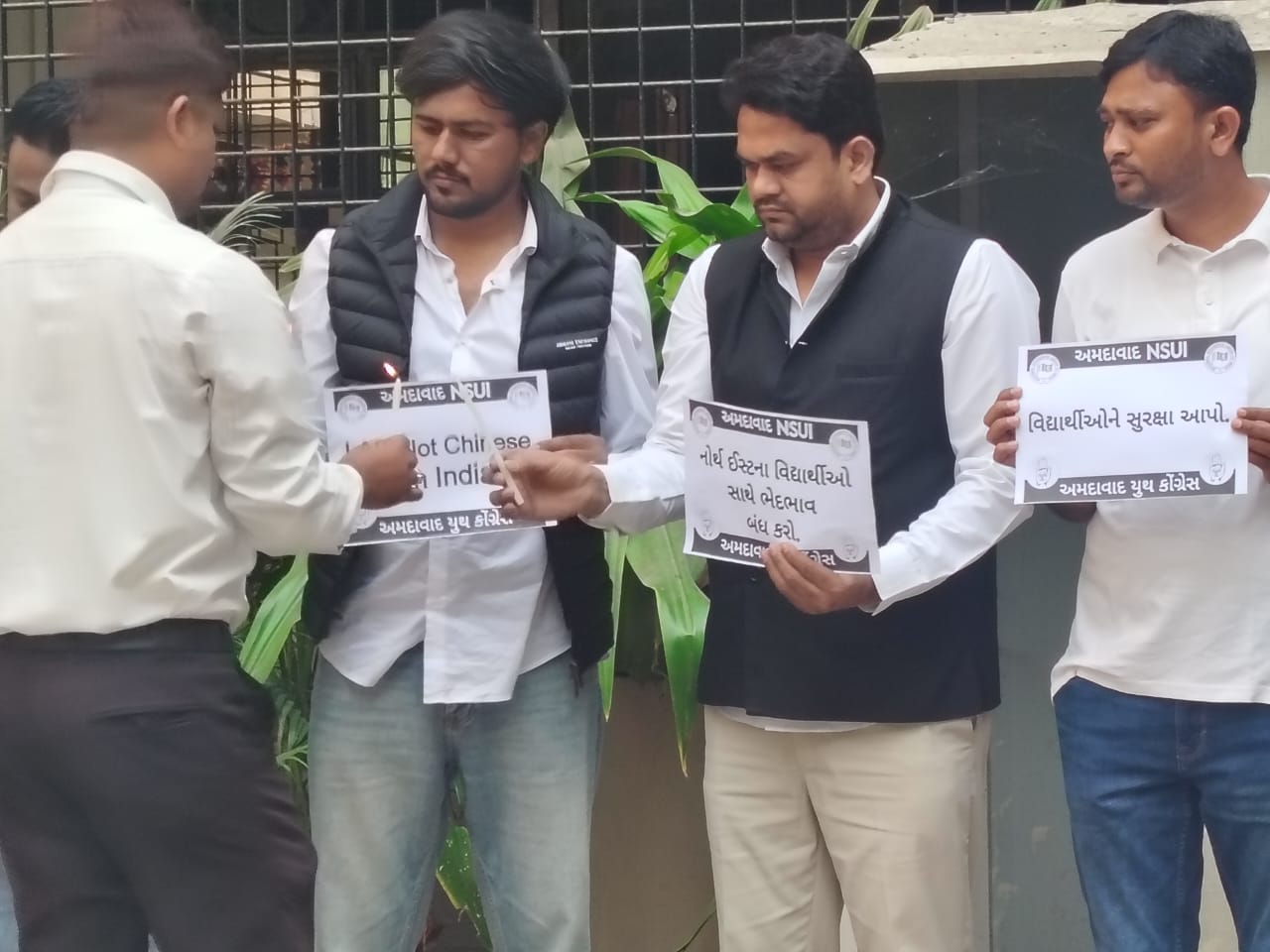 અમદાવાદ: એન્જલ ચકમાને શ્રદ્ધાંજલિ આપતા NSUI અને યુથ કોંગ્રેસે કરી ન્યાયની માંગ