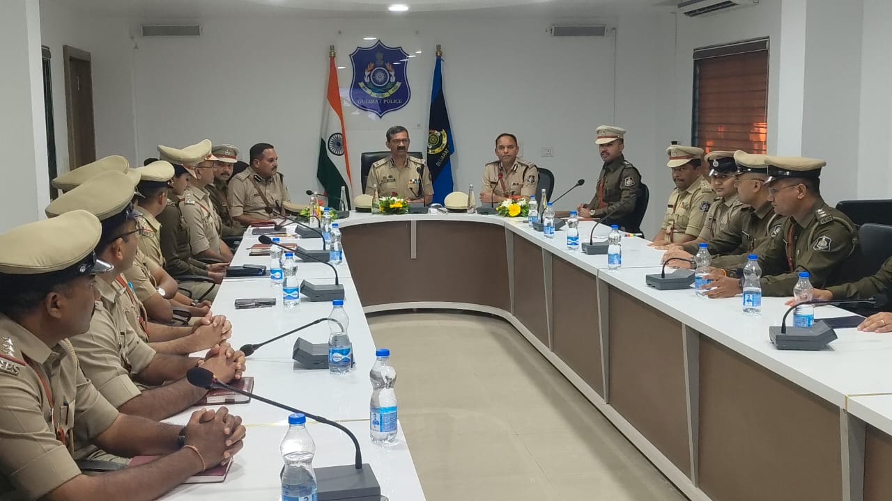 વિકાસ સહાયે પોલીસ અધિકારીઓ સાથે બેઠક યોજી હતી