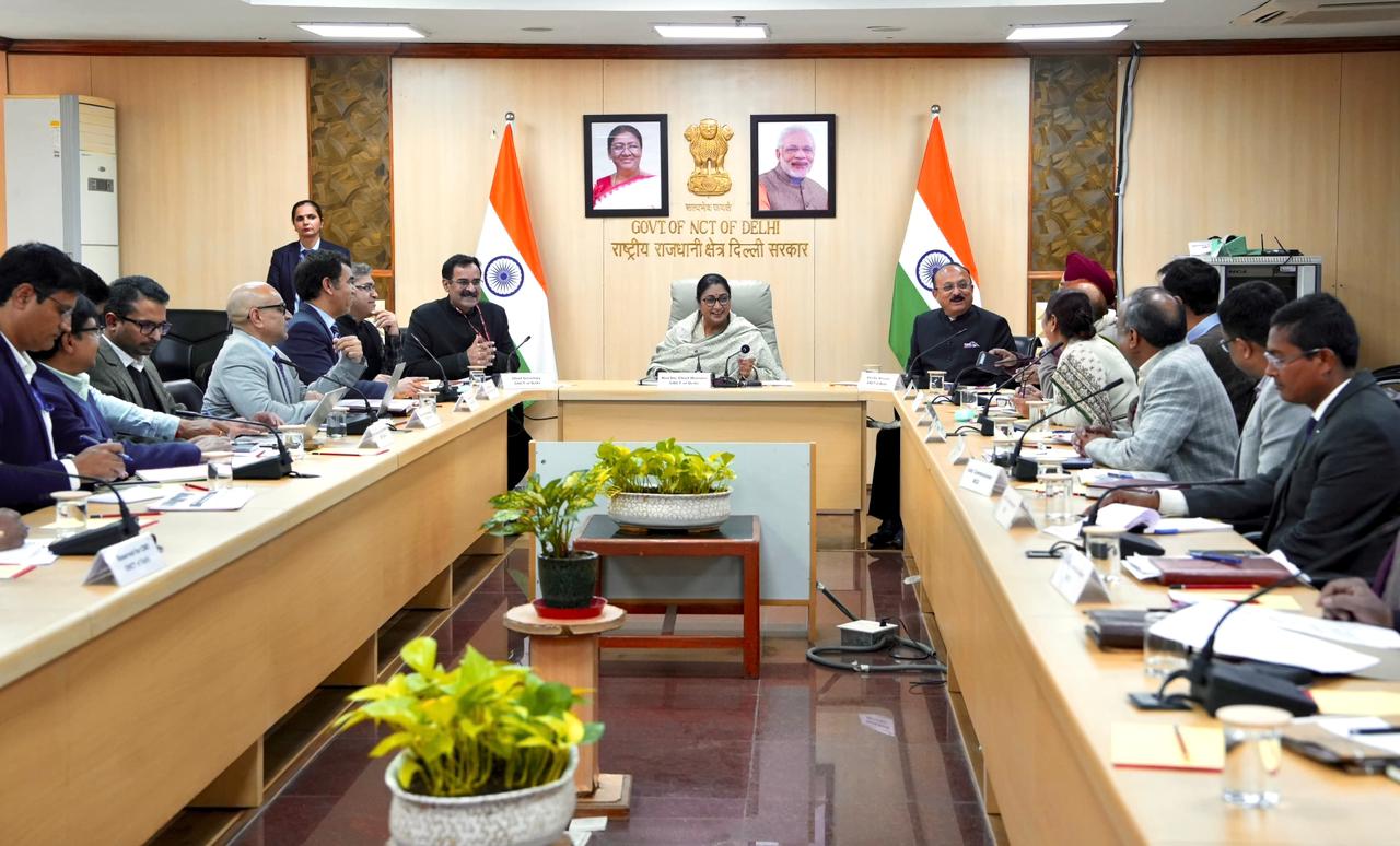 सीएम रेखा गुप्ता मीटिंग करती हुई