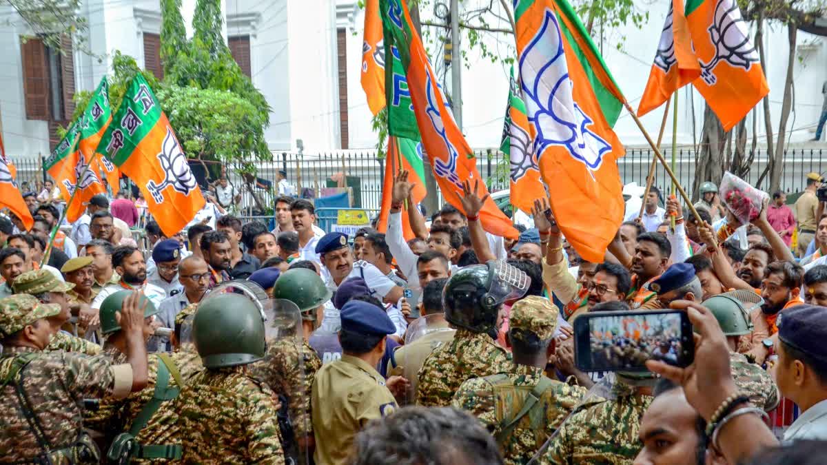 TMC-Backed BLOs Scuffle With Cops Outside CEO Office In Kolkata Over Alleged Voter List Manipulation