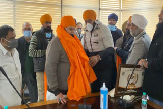 File picture of farmers presenting Satya Pal Malik with a siropa