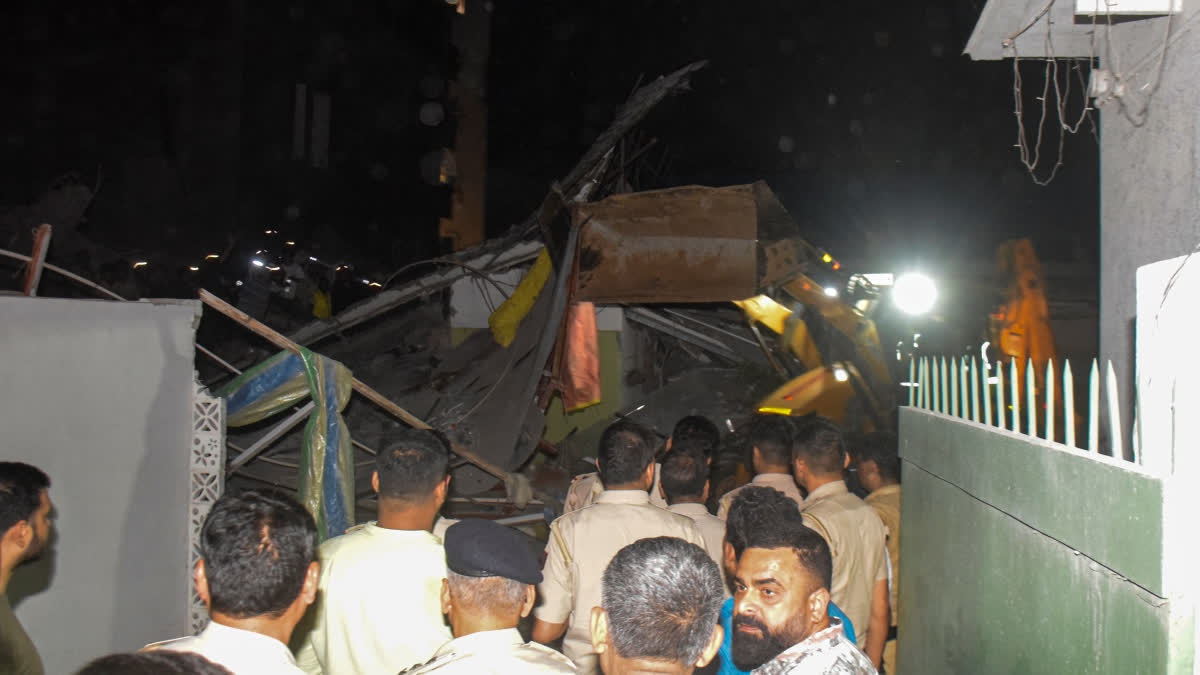 دہلی کے ساکیت میں پانچ منزلہ عمارت منہدم، 9 افراد کو بحفاظت نکال لیا گیا
