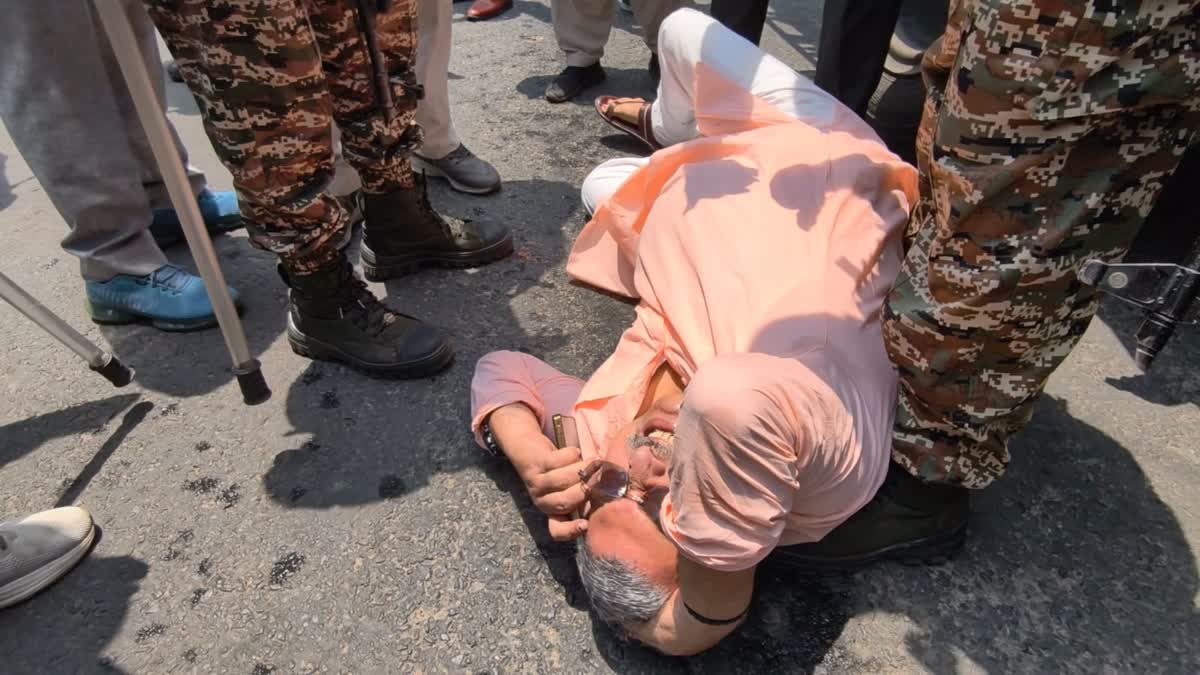 TMC MP KALYAN BANERJEE  TMC MP  KALYAN BANERJEE ATTACK  HOOGHLY POLICE STATION PROTEST