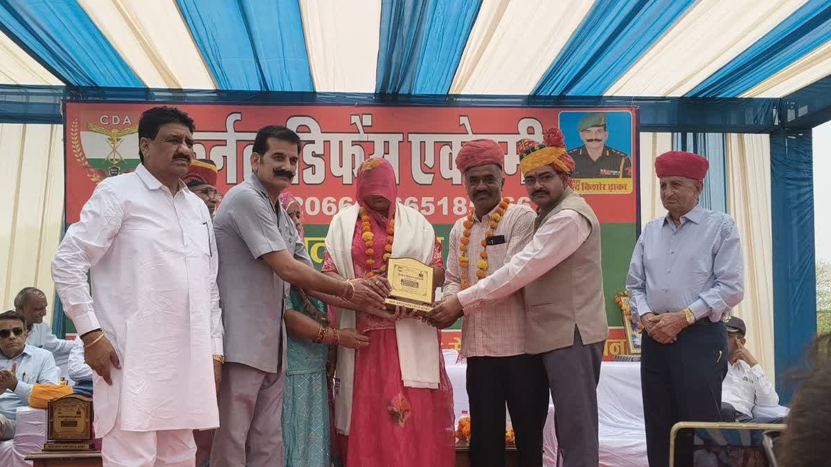 शहीद की वीरांगनाओं को सम्मान