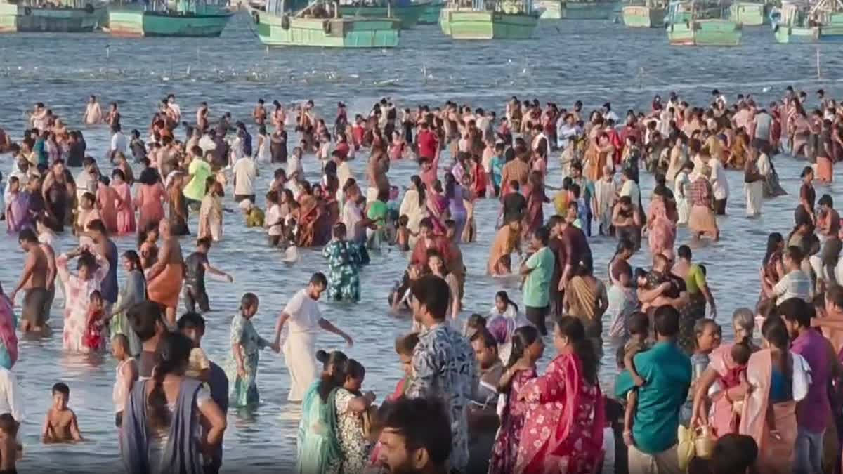 ராமேஸ்வரம் அக்னி தீர்த்த கடலில் குவிந்த பக்தர்கள்