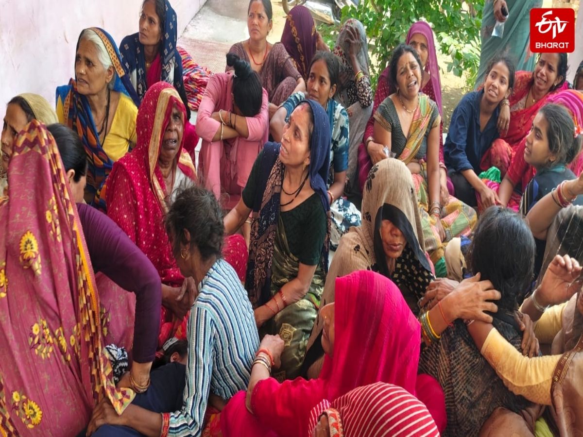 रोते-बिलखते मृतकों के परिजन.