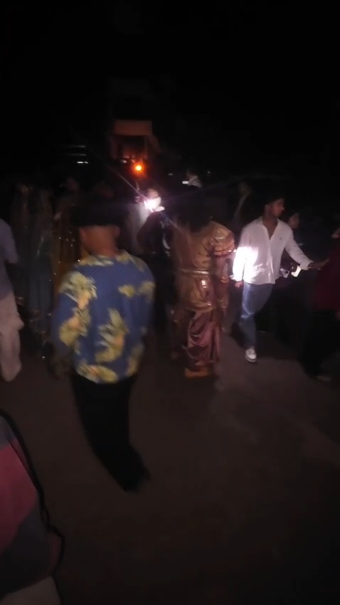 आशुतोष राणा के नाटक के दौरान भड़की आग, टॉर्च की रोशनी में निकाले कलाकार और  दर्शक