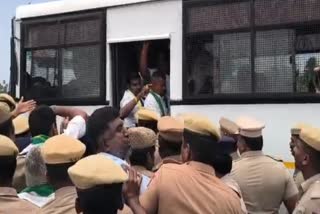 போராட்டத்தில் ஈடுபட்ட விவசாயிகள் கைது