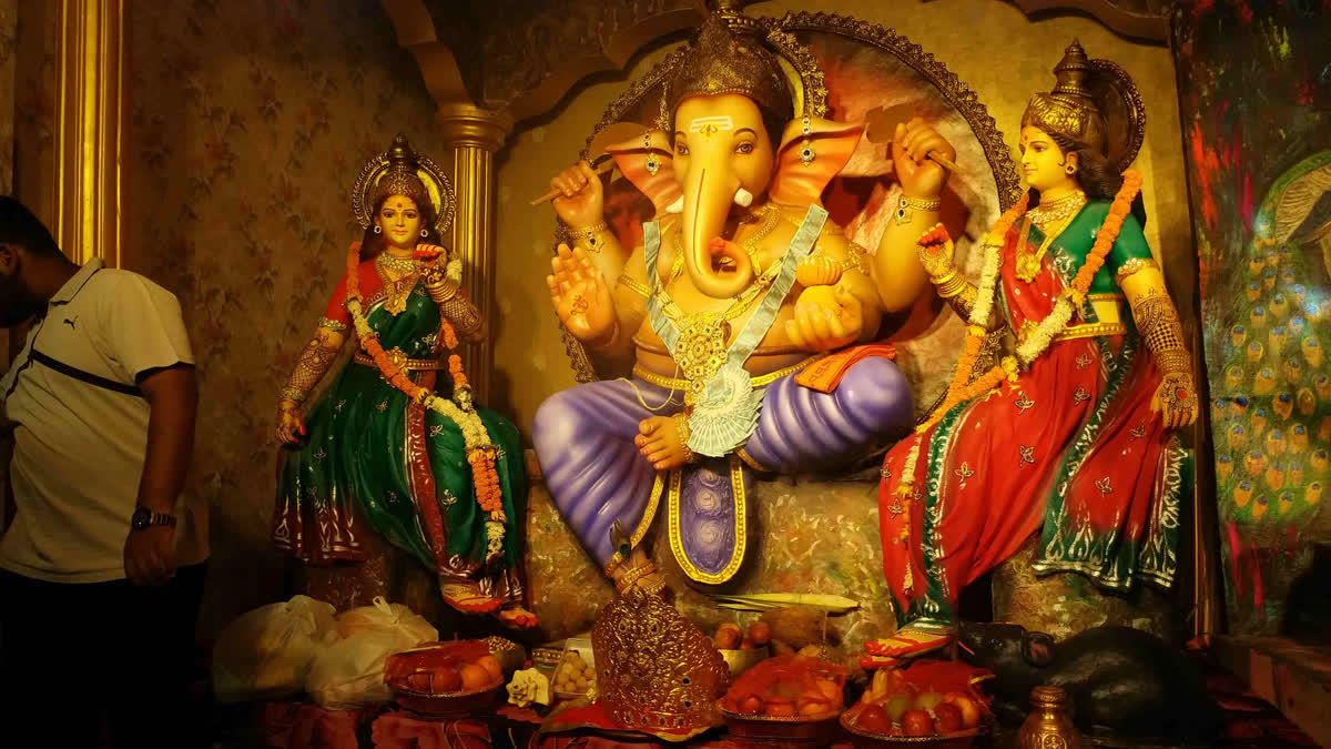 Every year, Shri Bajrang Navayuvak Mitra Mandal Samiti celebrates Ganesh Utsav in Gol Bazaar.