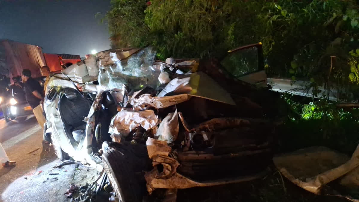 यमुना एक्सप्रेस-वे पर भीषण सड़क हादसा, बेकाबू ट्रक कार से टकराया, 4 की मौत बेकाबू ट्रक कार से टकराया